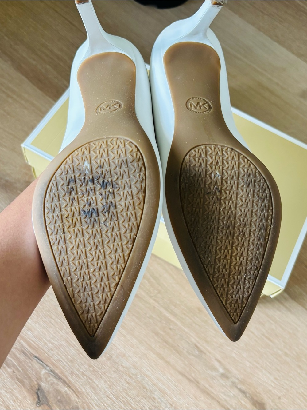MICHAEL Michael Kors White Pointed-Toe Leather pumps - Picture 4 of 4